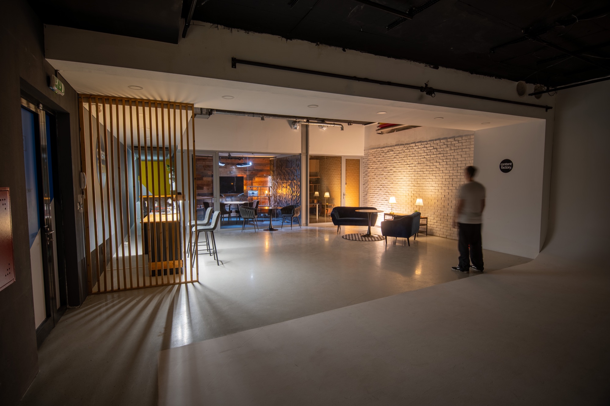 Studio Cyclorama s lounge zónou