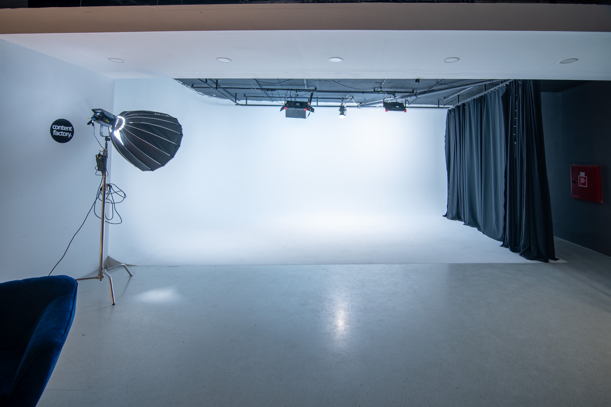 Cyclorama štúdio A – biela nekonečná stena