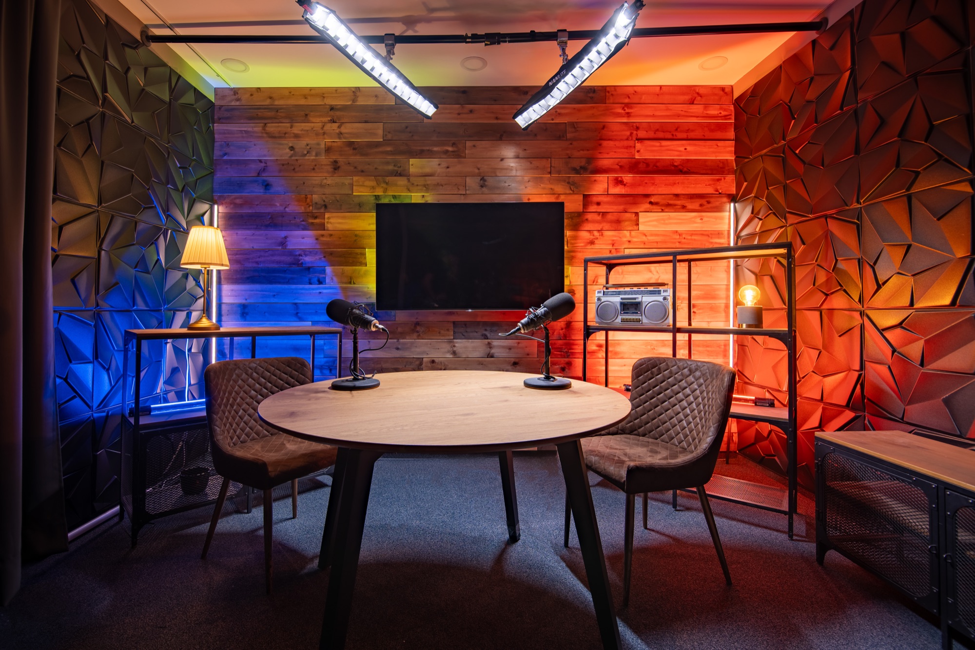 Podcast štúdio A – geometrický, tmavý setup